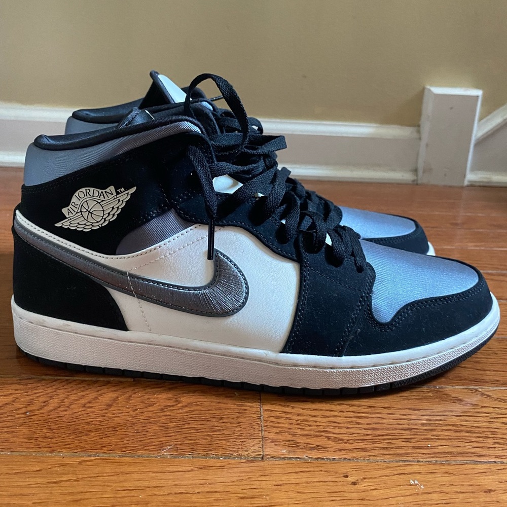 Jordan 1 Mid Satin